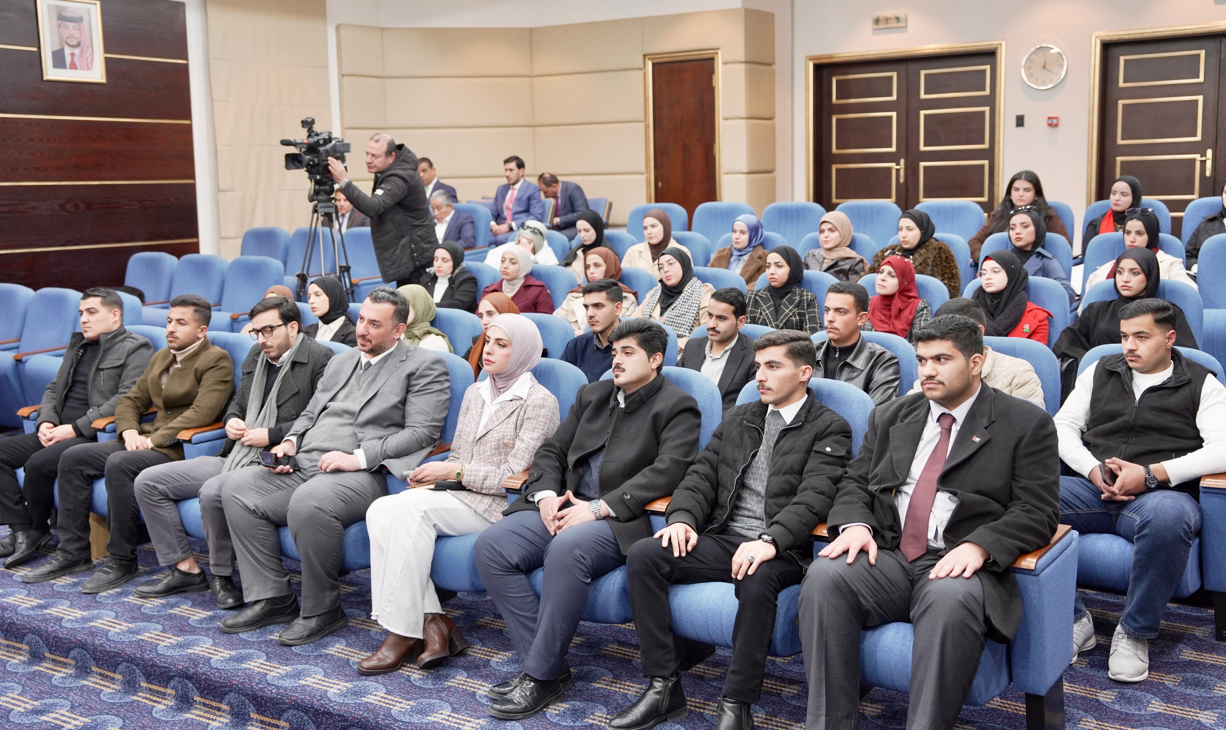 الفايز يدعو الشباب للتصدي إلى حملات خارجية تستهدف الأردن