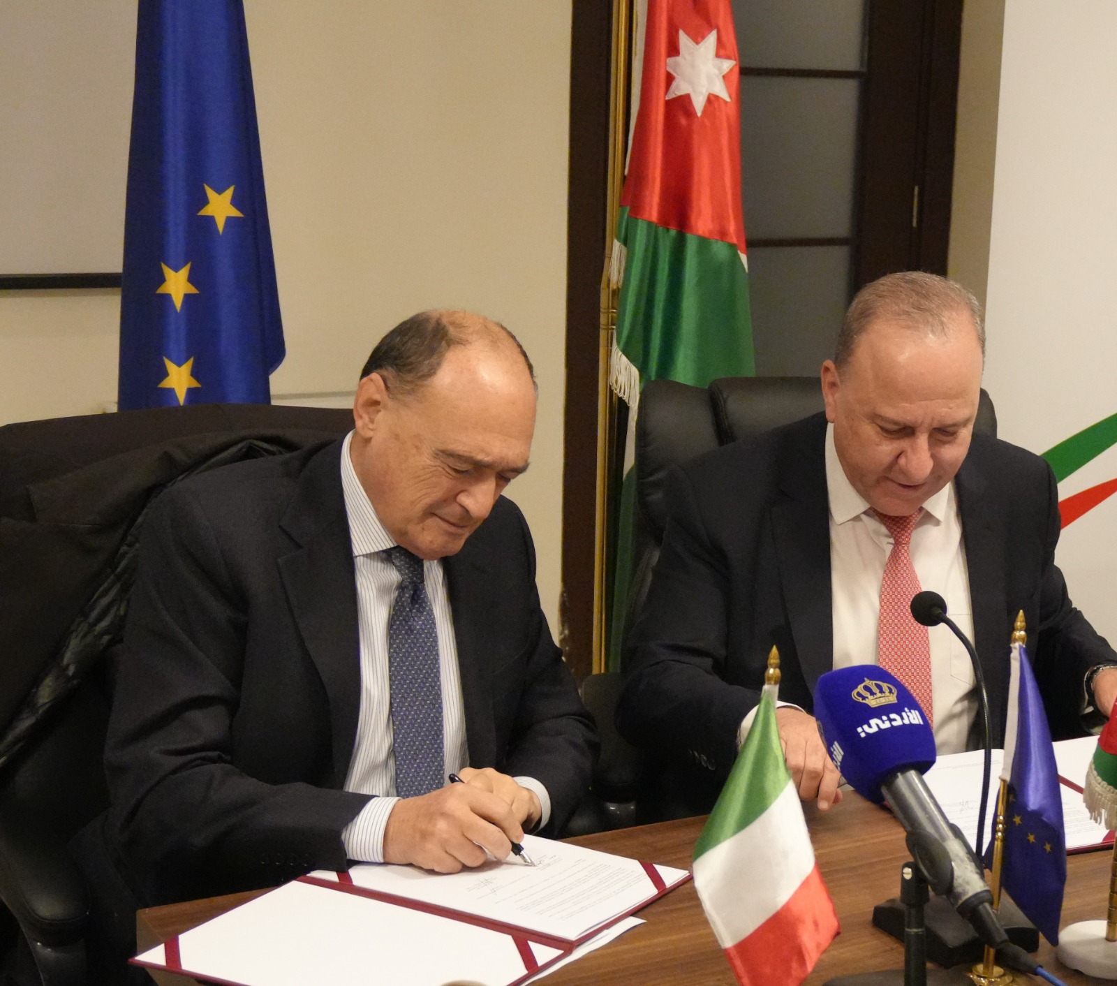 اتفاقية تعاون بين السفارة الإيطالية ودائرة الشؤون الفلسطينية