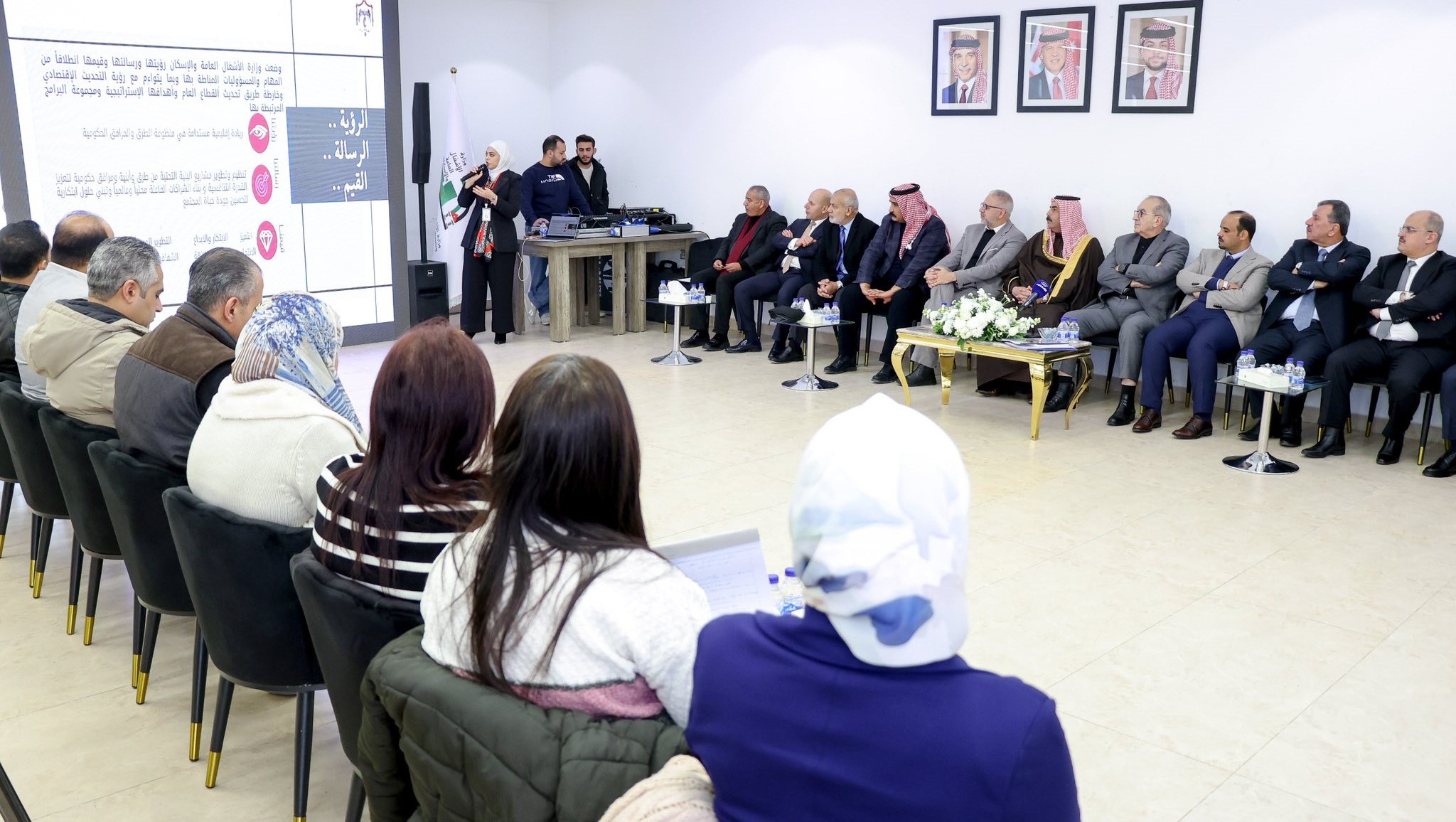 الخدمات النيابية  تطلع على خطط واستراتيجيات وزارة الأشغال