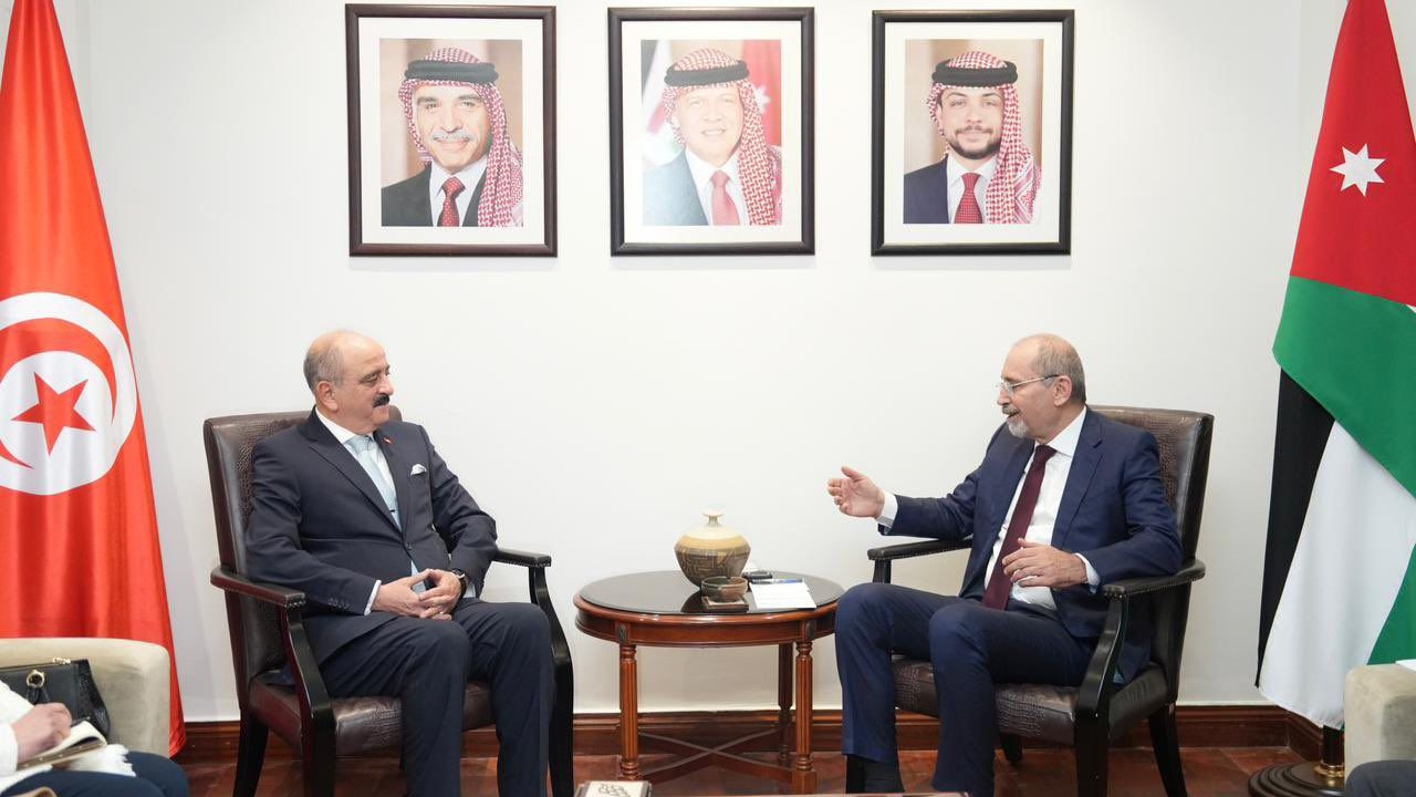 وزير الخارجية يلتقي نظيره التونسي