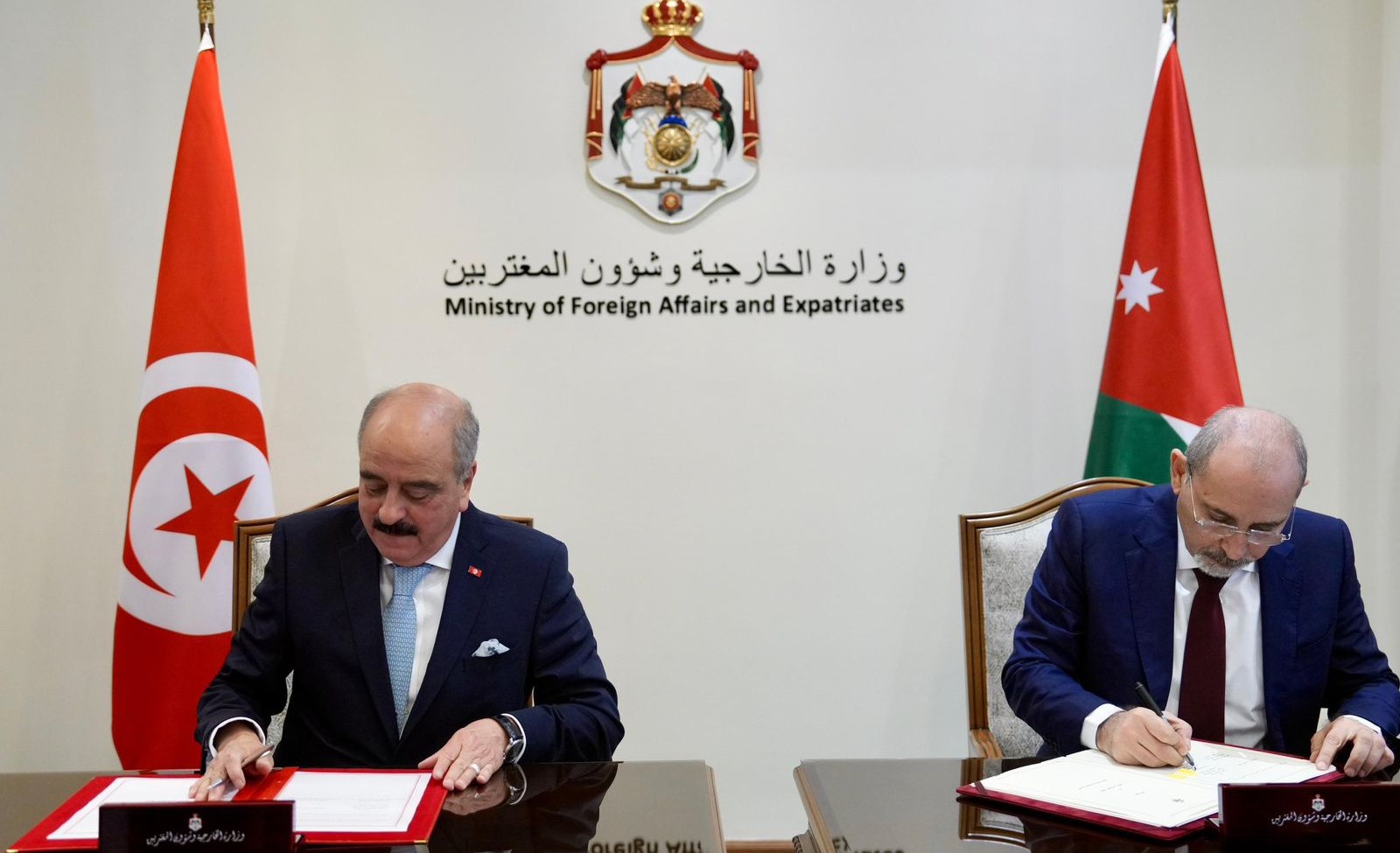 وزير الخارجية يلتقي نظيره التونسي