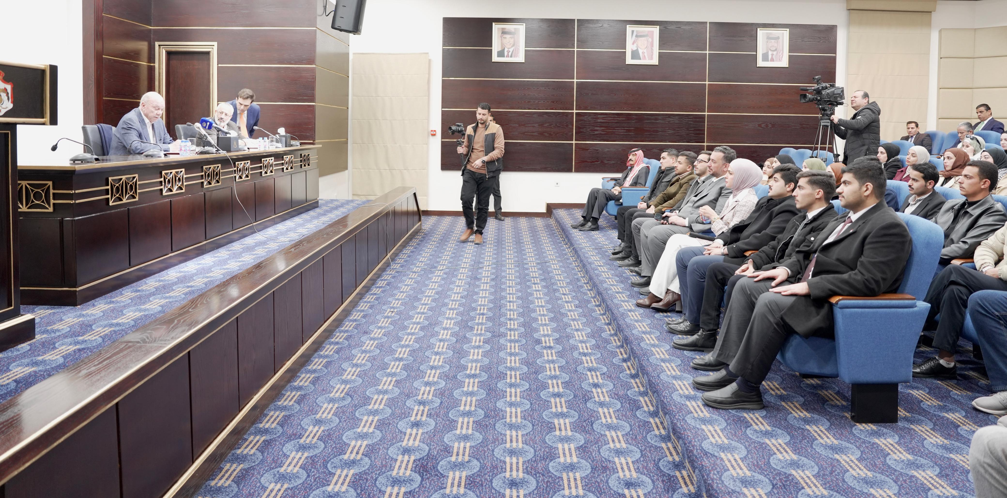 الفايز يدعو الشباب للتصدي إلى حملات خارجية تستهدف الأردن