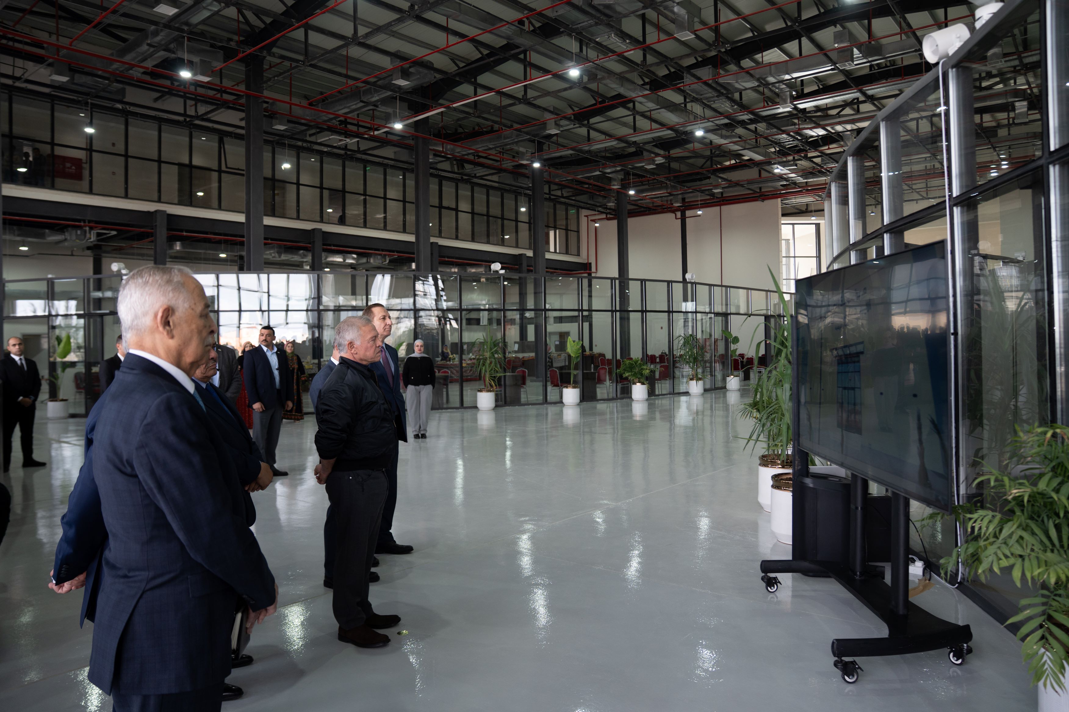 الملك يزور إربد ويفتتح مشاريع تنموية وخدمية ويلتقي وجهاء وممثلين عن أهالي المحافظة