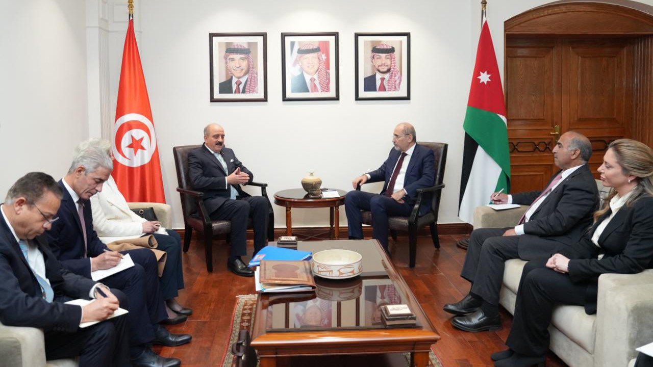 وزير الخارجية يلتقي نظيره التونسي