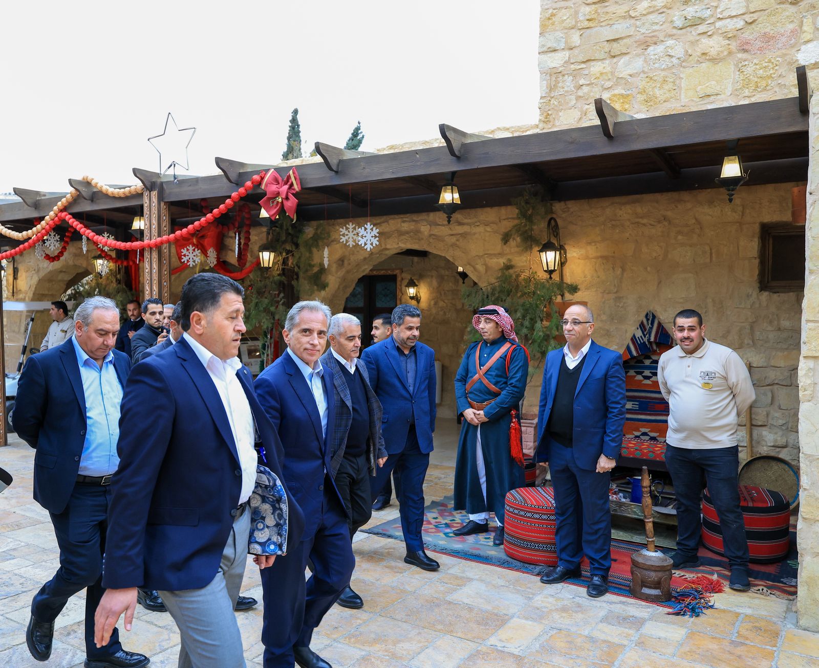 رئيس الوزراء يفتتح فندق كراون بلازا المغلق منذ سنوات بعد تحديثه والذي يوفِّر 200 فرصة عمل للمجتمع المحلِّي ويتفقَّد عدداً من المواقع السياحيَّة في لواء البترا