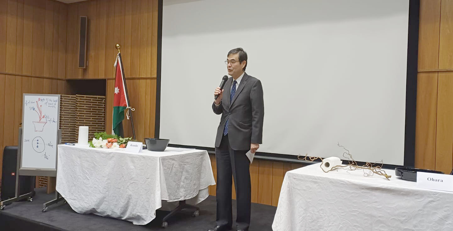 ورشة حول فن تنسيق الزهور إيكيبانا الياباني 