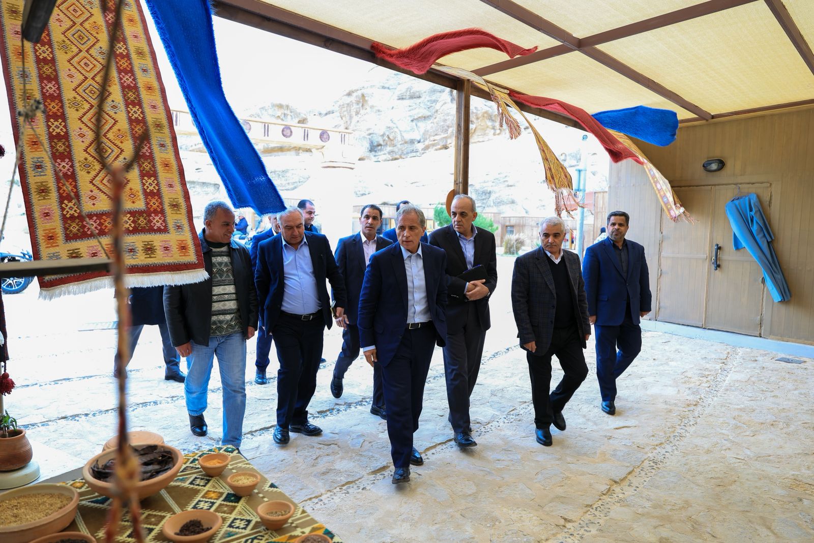 رئيس الوزراء يفتتح فندق كراون بلازا المغلق منذ سنوات بعد تحديثه والذي يوفِّر 200 فرصة عمل للمجتمع المحلِّي ويتفقَّد عدداً من المواقع السياحيَّة في لواء البترا