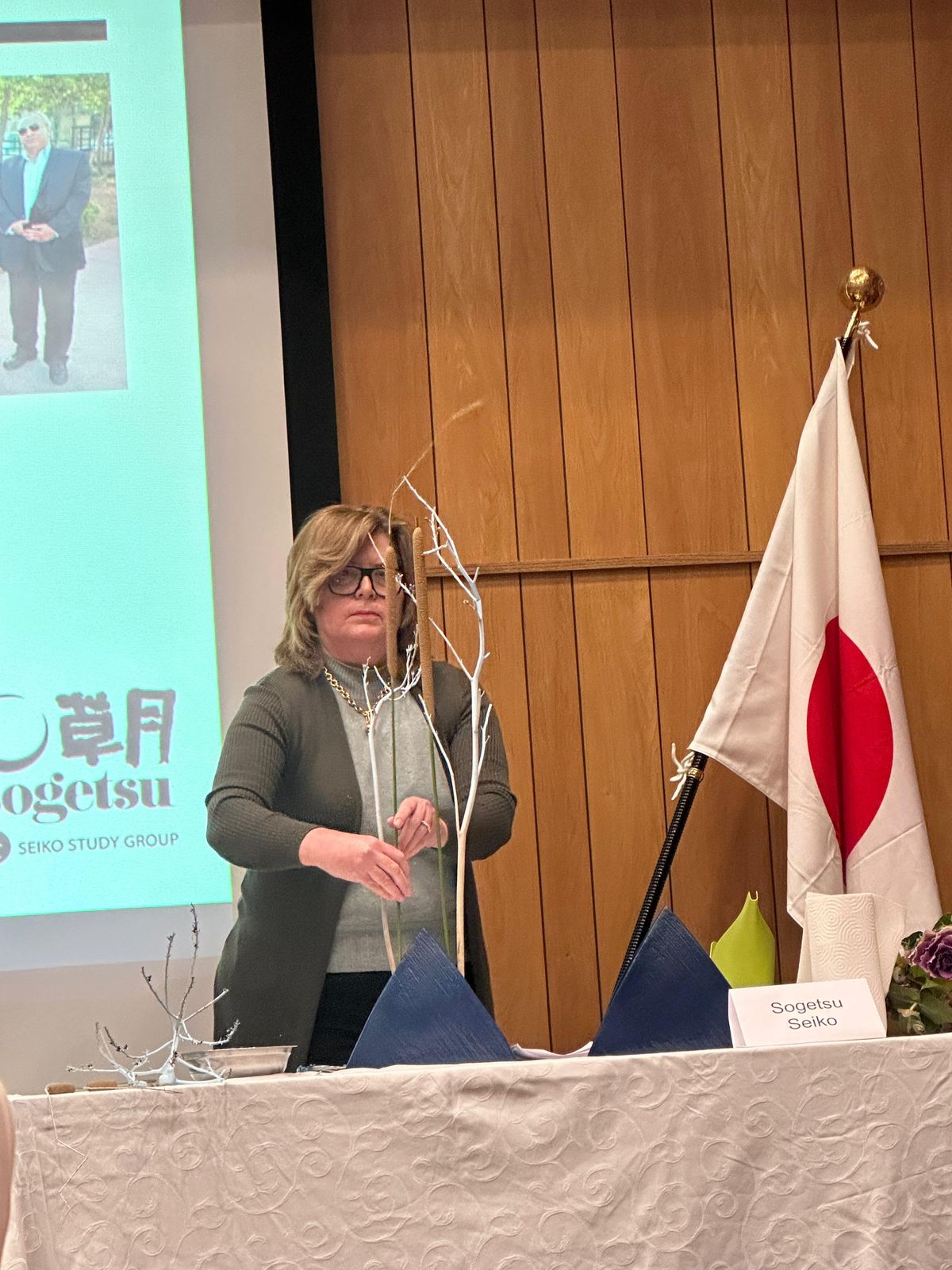 ورشة حول فن تنسيق الزهور إيكيبانا الياباني 