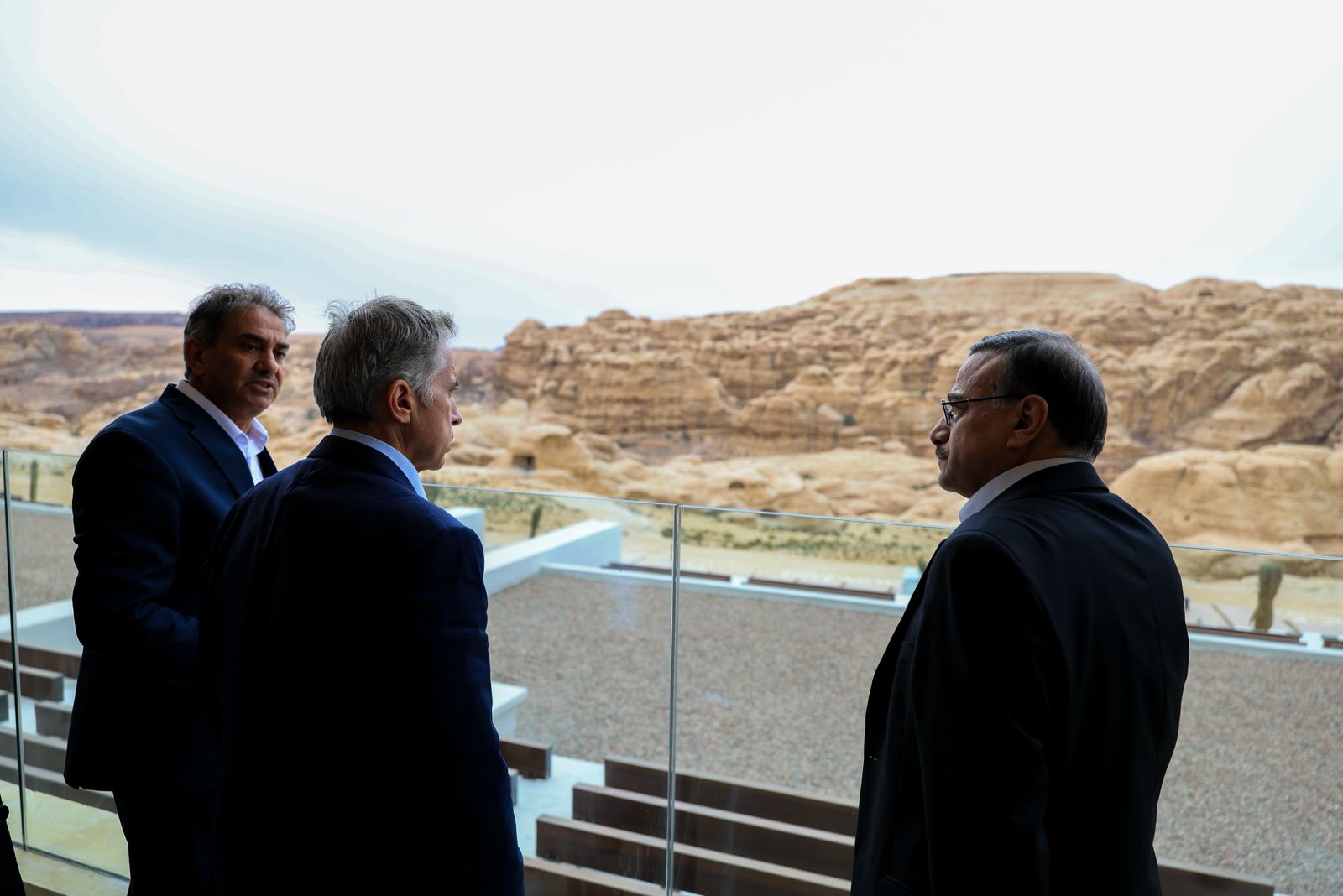 رئيس الوزراء يفتتح فندق كراون بلازا المغلق منذ سنوات بعد تحديثه والذي يوفِّر 200 فرصة عمل للمجتمع المحلِّي ويتفقَّد عدداً من المواقع السياحيَّة في لواء البترا