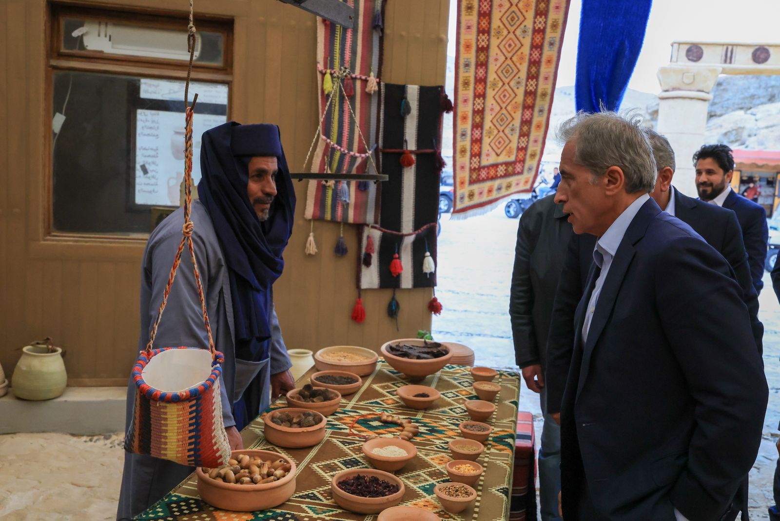 رئيس الوزراء يفتتح فندق كراون بلازا المغلق منذ سنوات بعد تحديثه والذي يوفِّر 200 فرصة عمل للمجتمع المحلِّي ويتفقَّد عدداً من المواقع السياحيَّة في لواء البترا