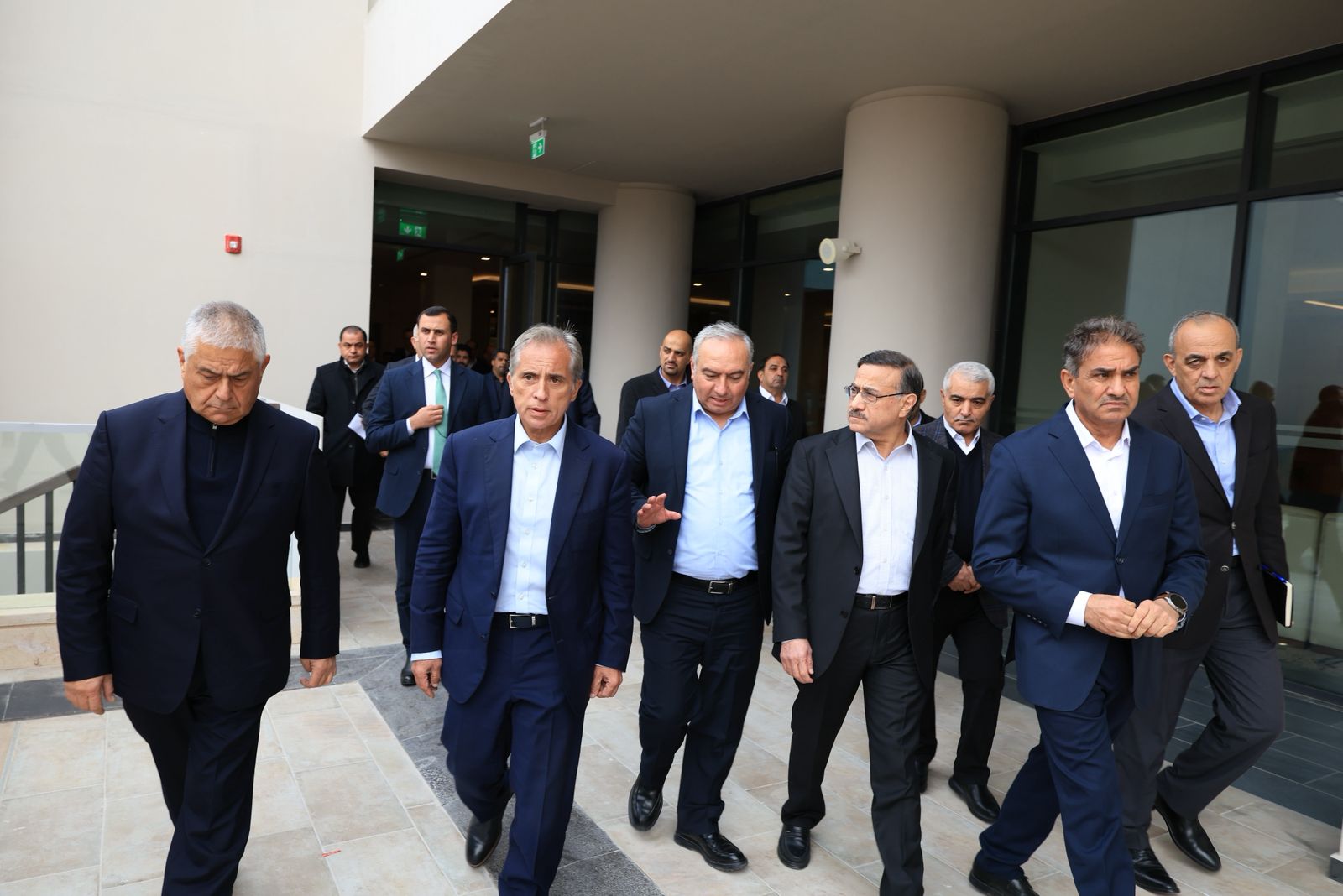 رئيس الوزراء يفتتح فندق كراون بلازا المغلق منذ سنوات بعد تحديثه والذي يوفِّر 200 فرصة عمل للمجتمع المحلِّي ويتفقَّد عدداً من المواقع السياحيَّة في لواء البترا