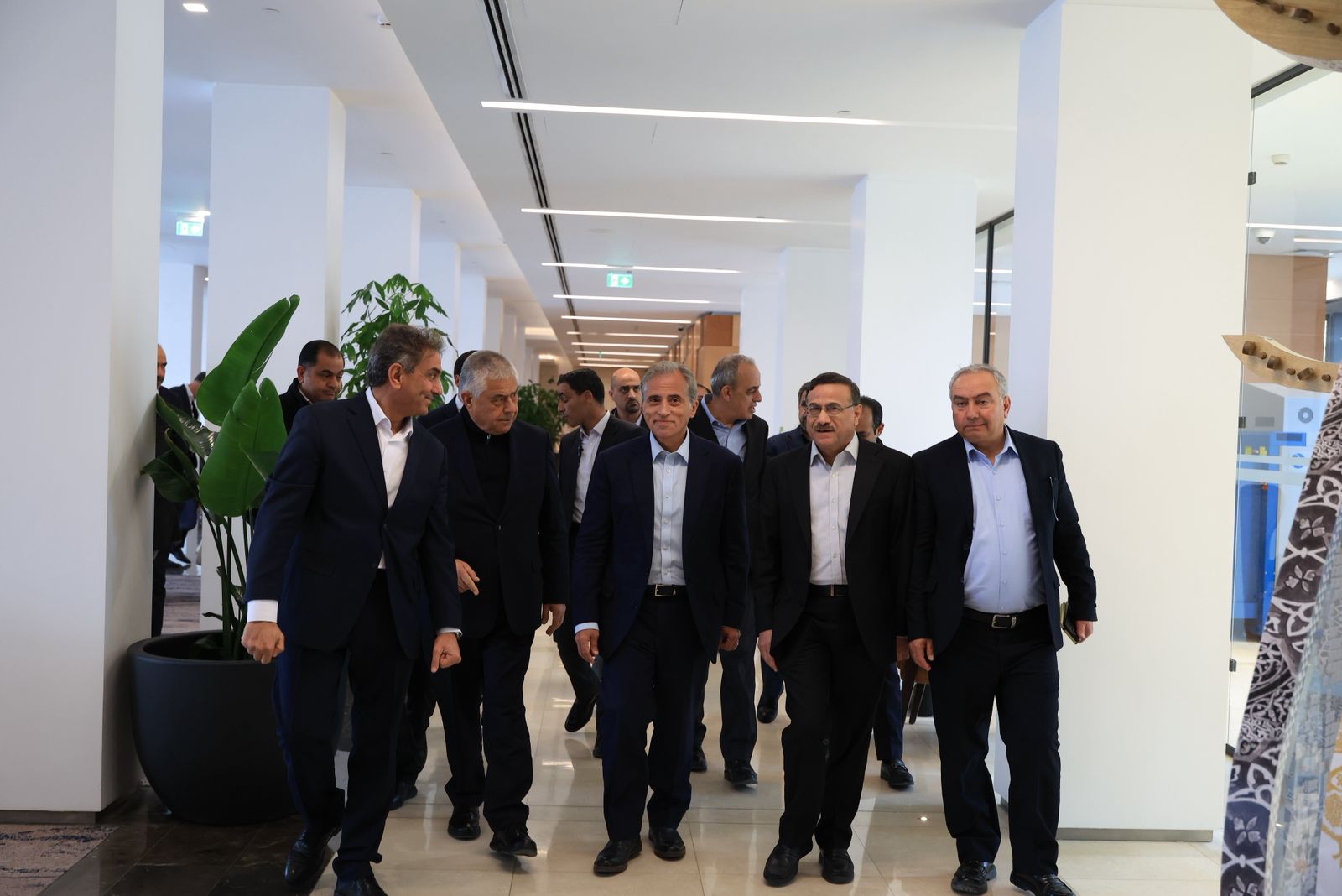 رئيس الوزراء يفتتح فندق كراون بلازا المغلق منذ سنوات بعد تحديثه والذي يوفِّر 200 فرصة عمل للمجتمع المحلِّي ويتفقَّد عدداً من المواقع السياحيَّة في لواء البترا