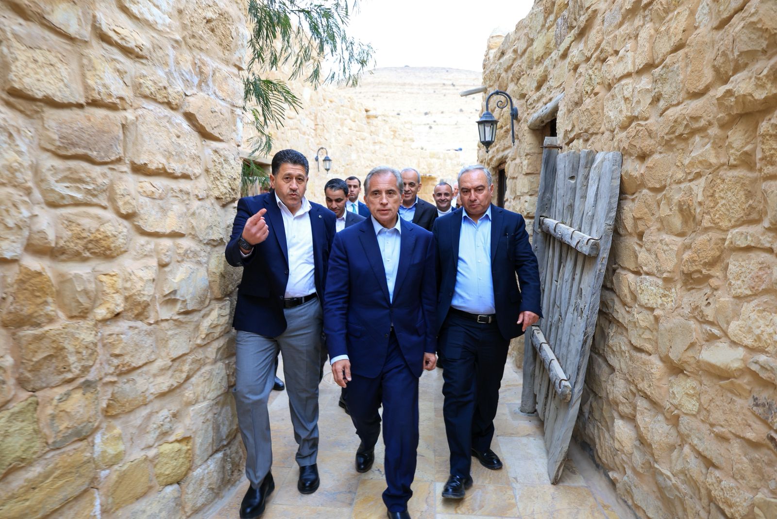 رئيس الوزراء يفتتح فندق كراون بلازا المغلق منذ سنوات بعد تحديثه والذي يوفِّر 200 فرصة عمل للمجتمع المحلِّي ويتفقَّد عدداً من المواقع السياحيَّة في لواء البترا