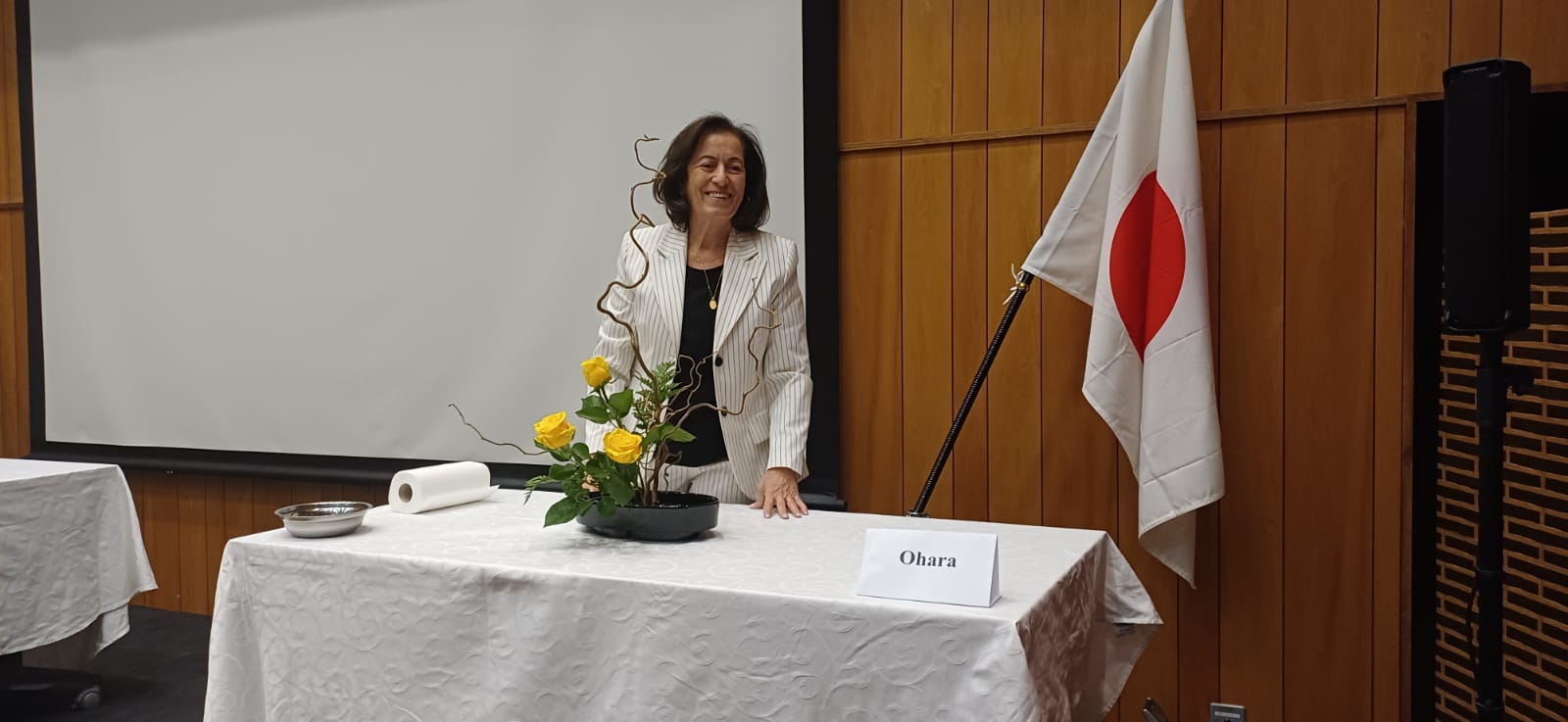 ورشة حول فن تنسيق الزهور إيكيبانا الياباني 