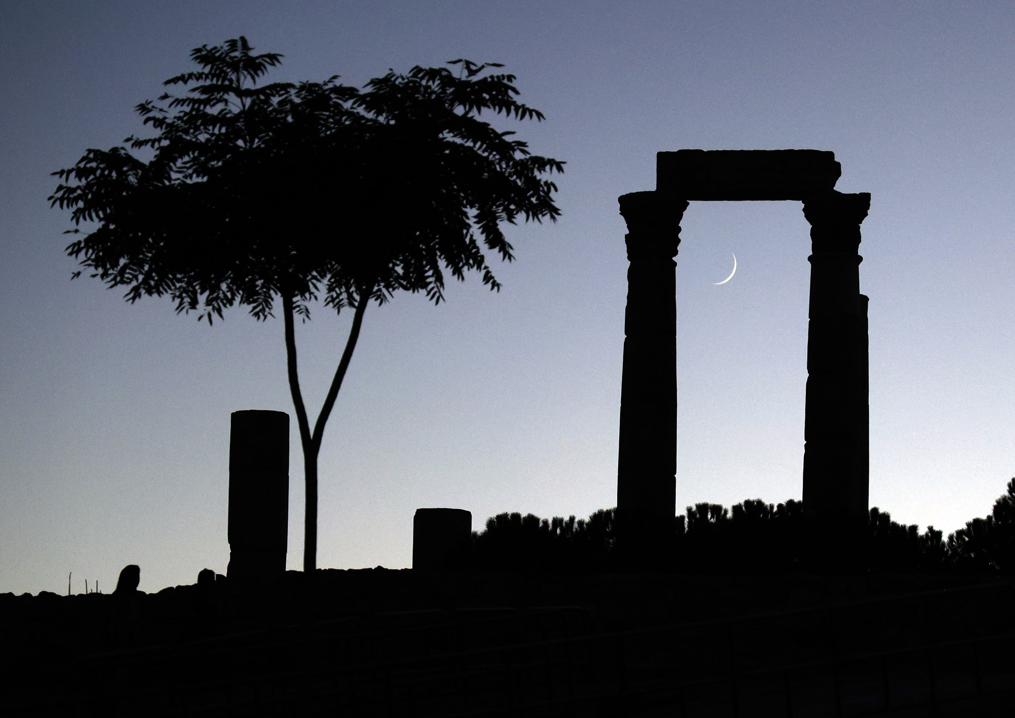 الهلال في. سماء المملكة من بين أعمدة معبد هرقل في جبل القلعة تصوير  احمد عبده