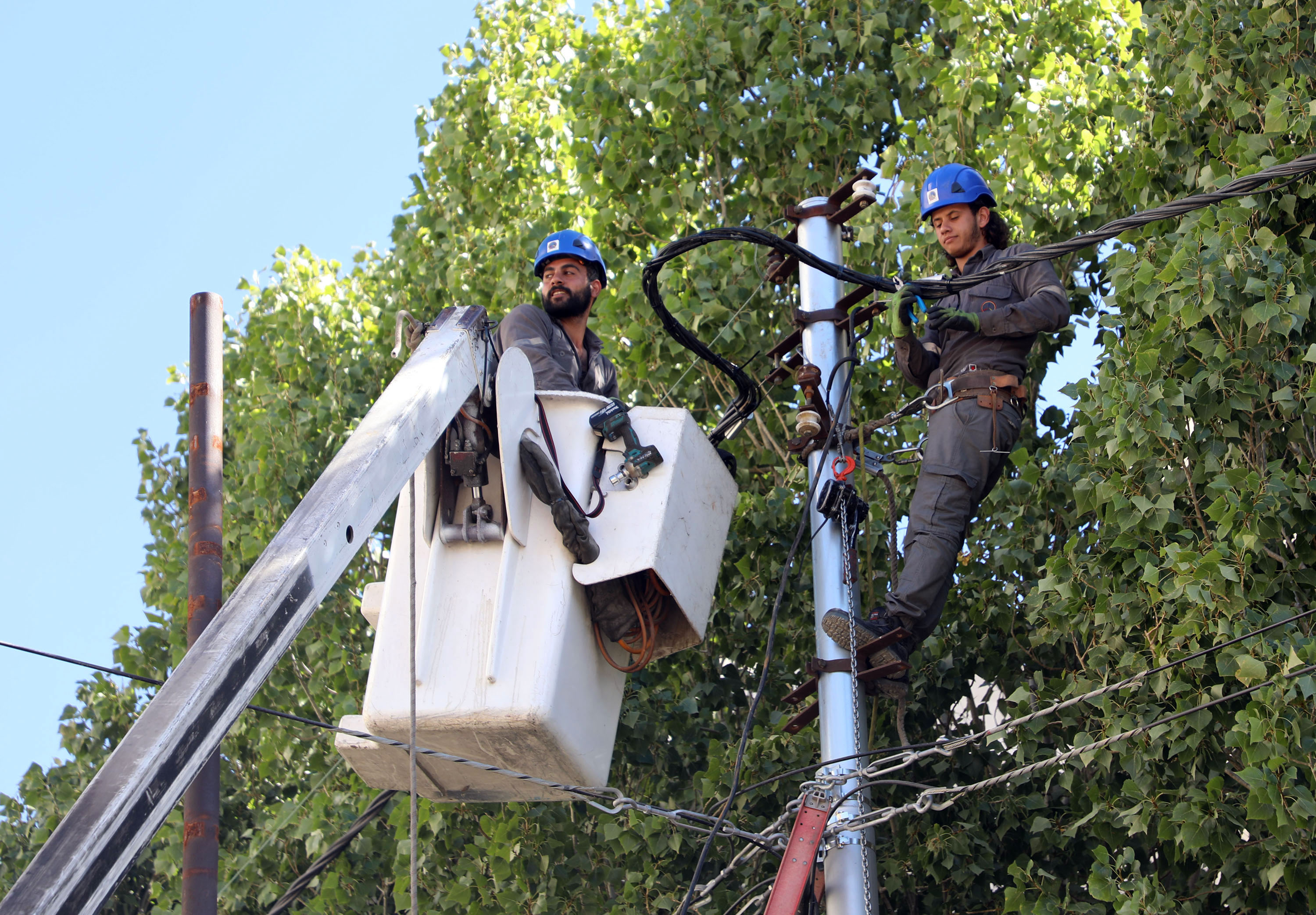 عمال يتحدون الخطر في سبيل راحة المواطنين ..... تصوير  عوض الطويل