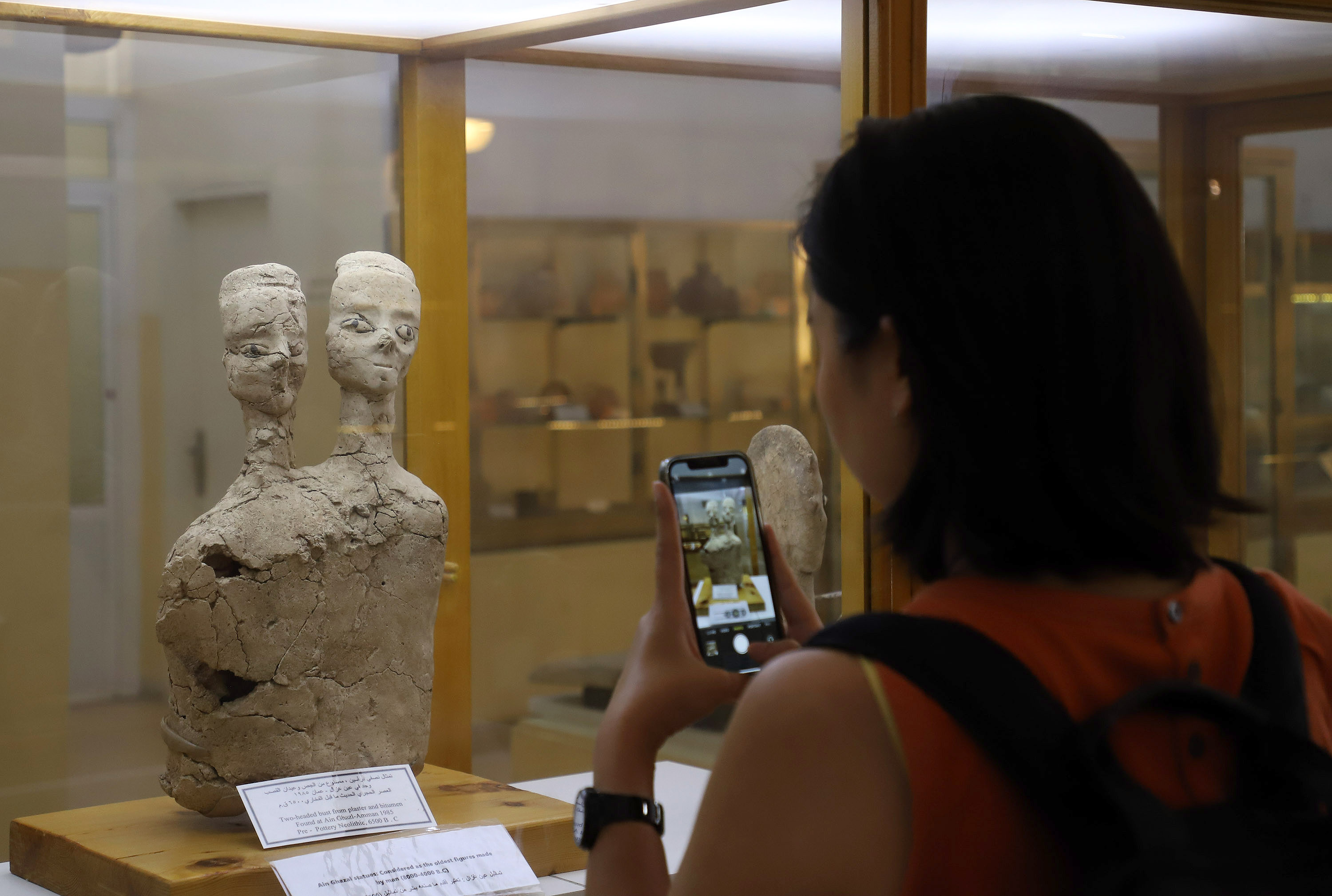 تماثيل عين غزال والتي تعود إلى العصر الحجري الحديث قبل الفخاري .. تصوير علاء البني