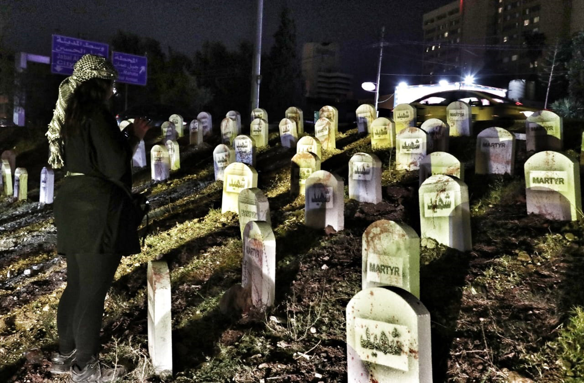 أردنيون وأجانب يعبرون عن تضامنهم مع غزة وشهداء العدوان الاسرائيلي على القطاع مساء أمس. تصوير : شادي النسور