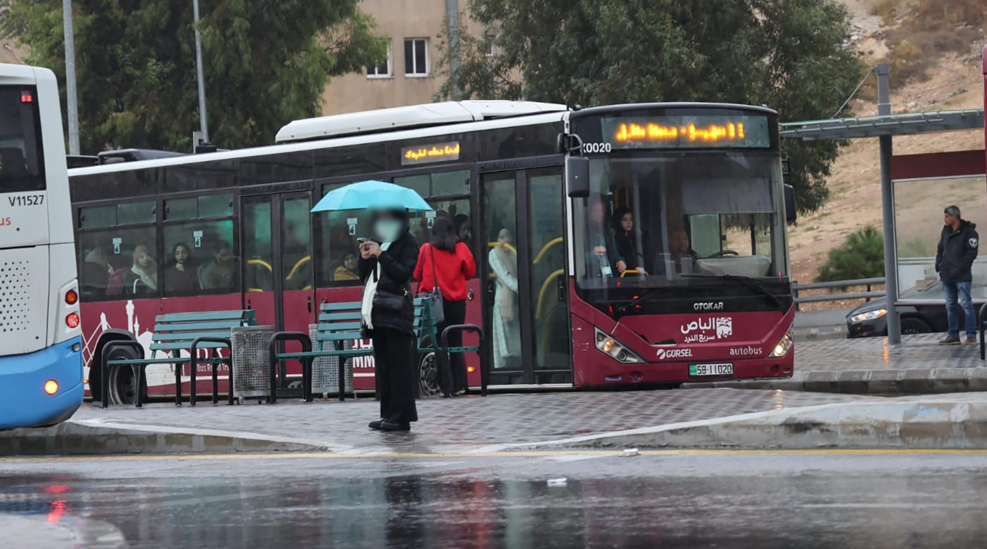 مواطنون يمارسون حياتهم اليومية تحت أمطار الخير الغزيرة. تصوير عوض الطويل