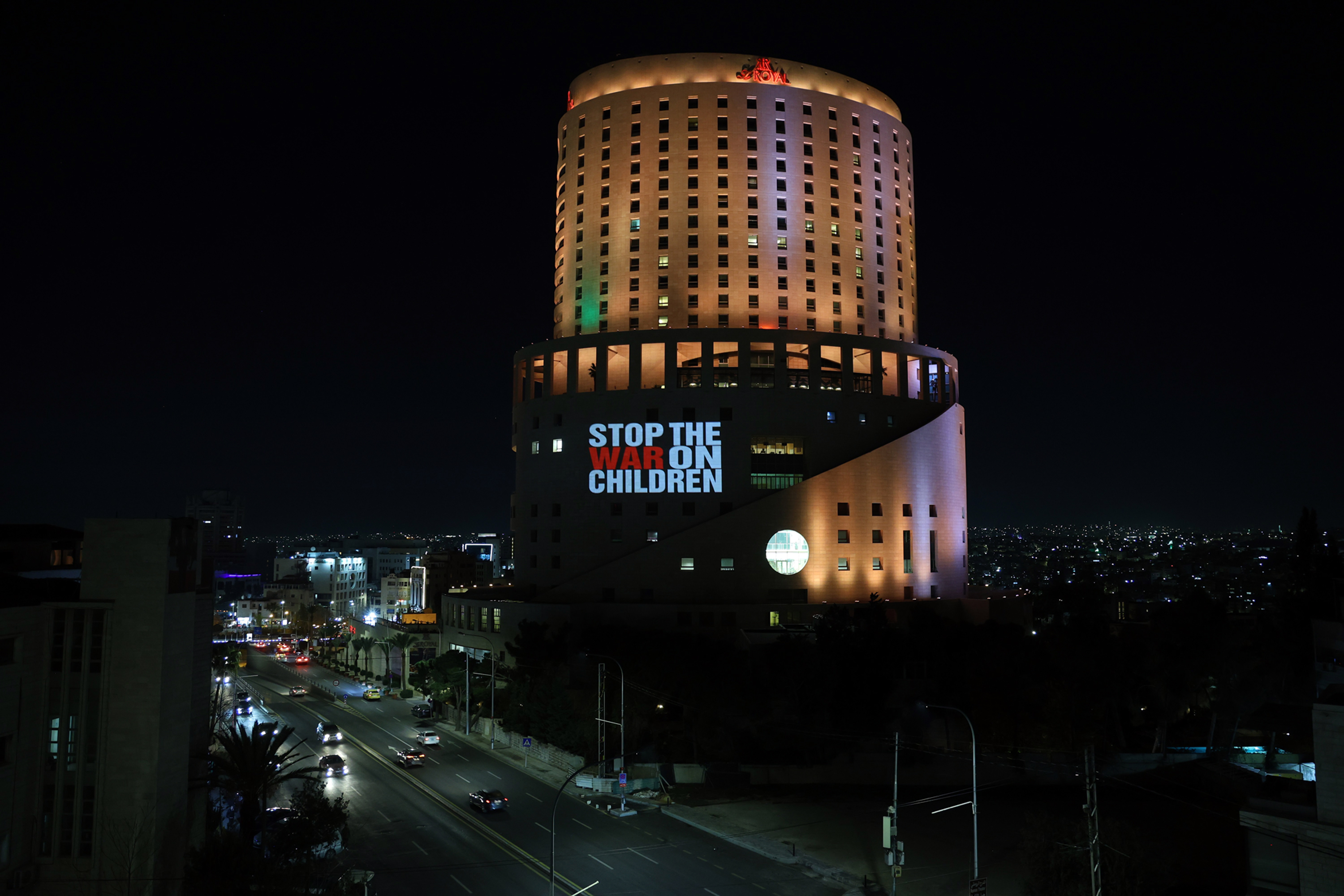   إضاءة مبنى فندق الرويال بعبارة اوقفوا الحرب عن الاطفال بمبادرة من منظمة انقاذ الطفل تصوير  احمد عبده -1