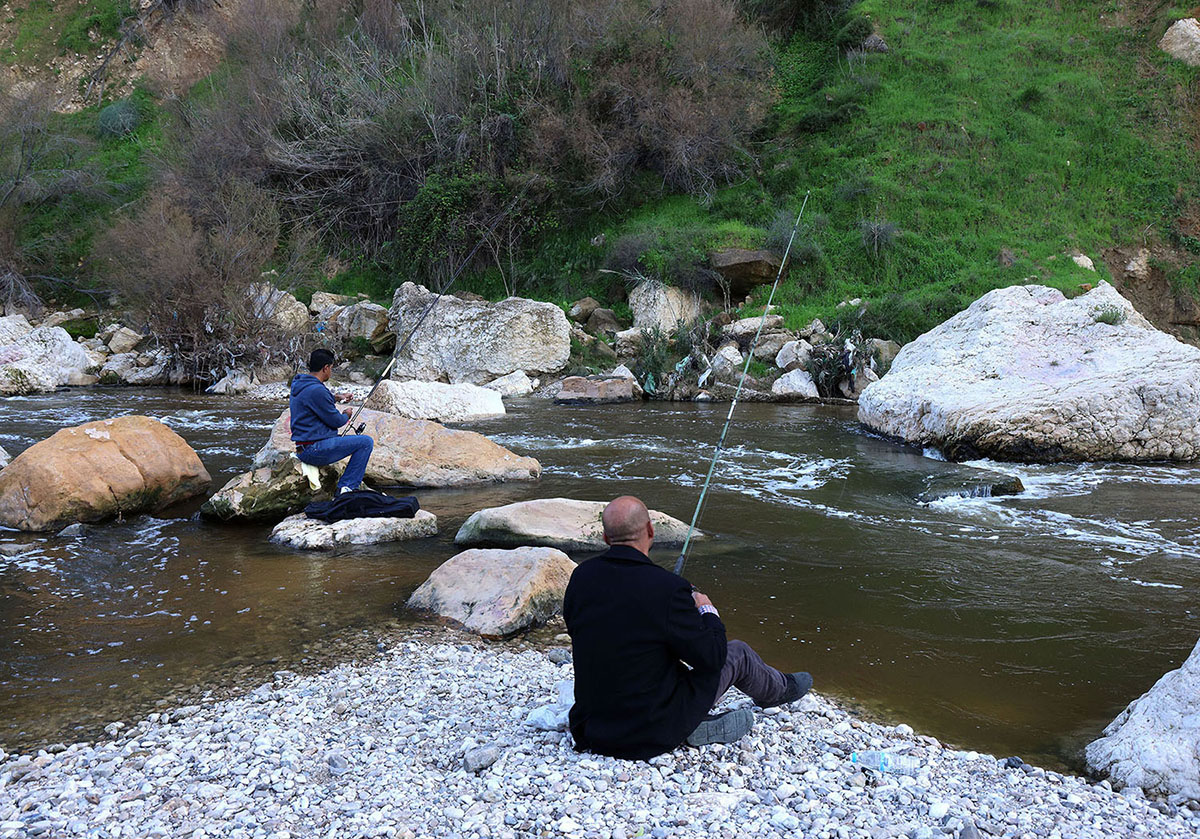 ممارسة هواية صيد السمك في سيل الزرقاء  تصوير : شادي النسور