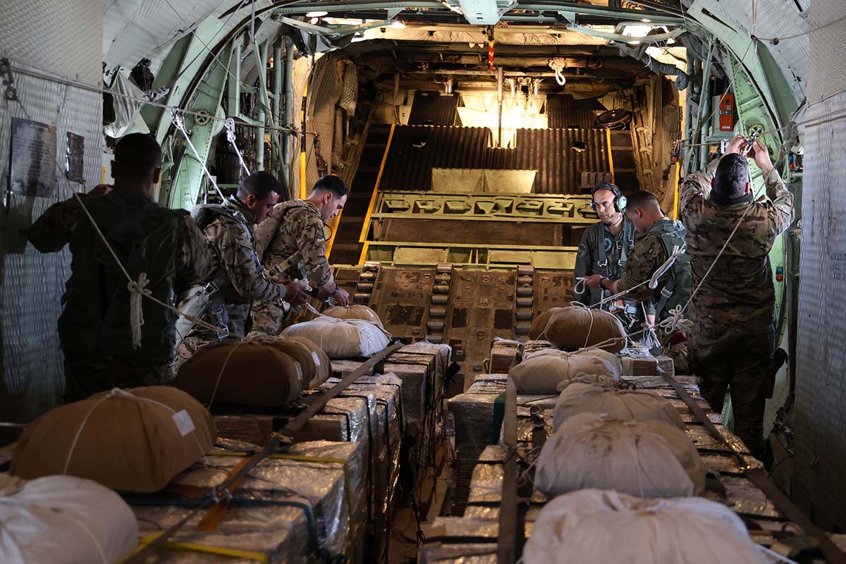 نشامى سلاح الجو الملكي خلال عملية انزال المساعدات الاغاثية على الأهل في غزة  بعدسة الزميل احمد عبده