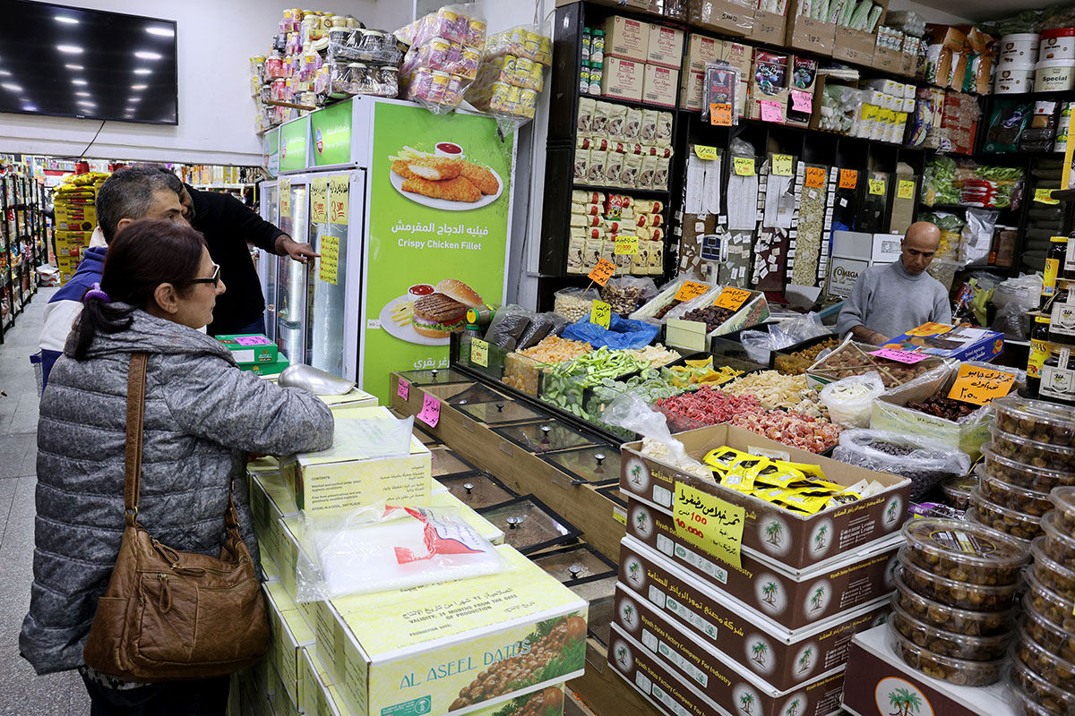  زيادة الاقبال على التمور والفواكة المجففة في اولى ايام الشهر الفضيل ...تصوير  احمد عبده 
