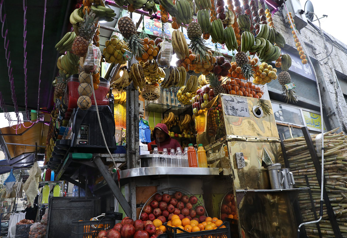 العصائر الطبيعية وسط العاصمة عمان حيث تشهد اقبالا من المواطنين في الشهر الفضيل   تصوير: احمد العساف