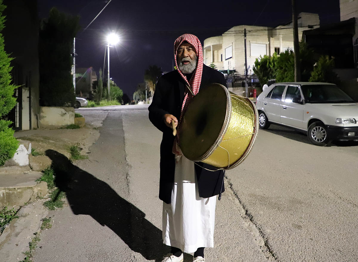 المسحراتي من المظاهر الخالدة للاحتفال بشهر رمضان تصوير : نزال ابوكف