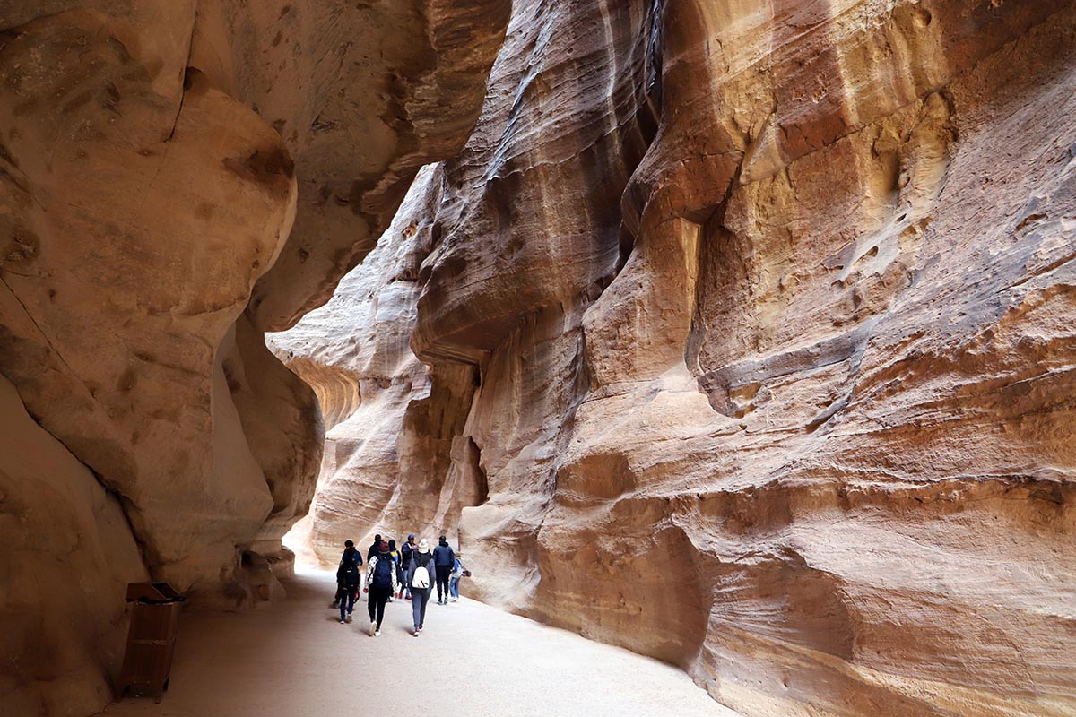 السيق .. عبارة عن شق صخري  الجزء الأكبر منه طبيعي والجزء ألاخر نحت من قبل الأنباط   تصوير علي الزعبي