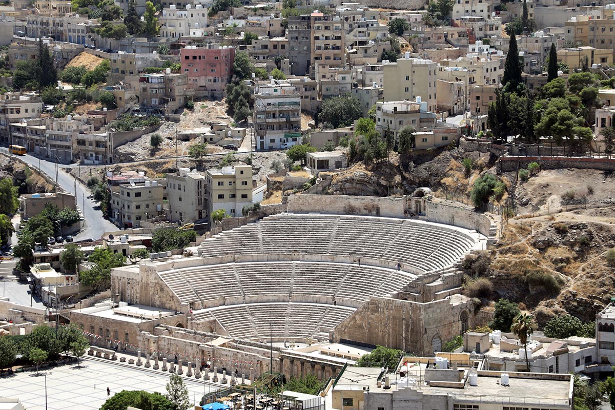 المدرج الروماني يتكيء على احد جبال عمان -تصوير  علي الزعبي