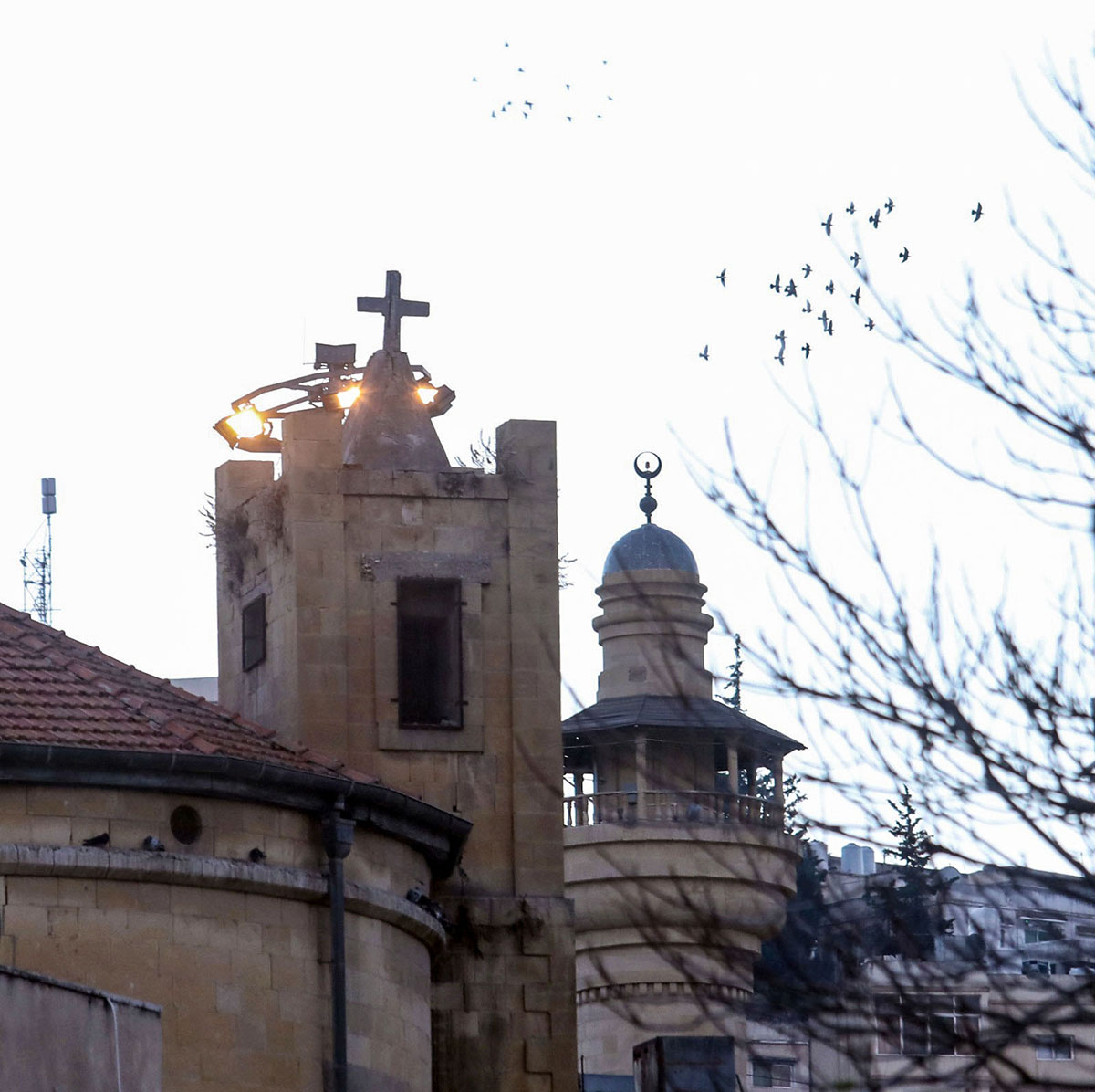 المأذن تعانق أجراس الكنائس في سماء عمان  تصوير  محمد ابو كف