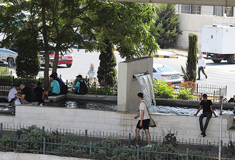 نوافير المياه في ميادين العاصمة تجذب المارة في الأجواء الحارة. تصوير احمد عبده