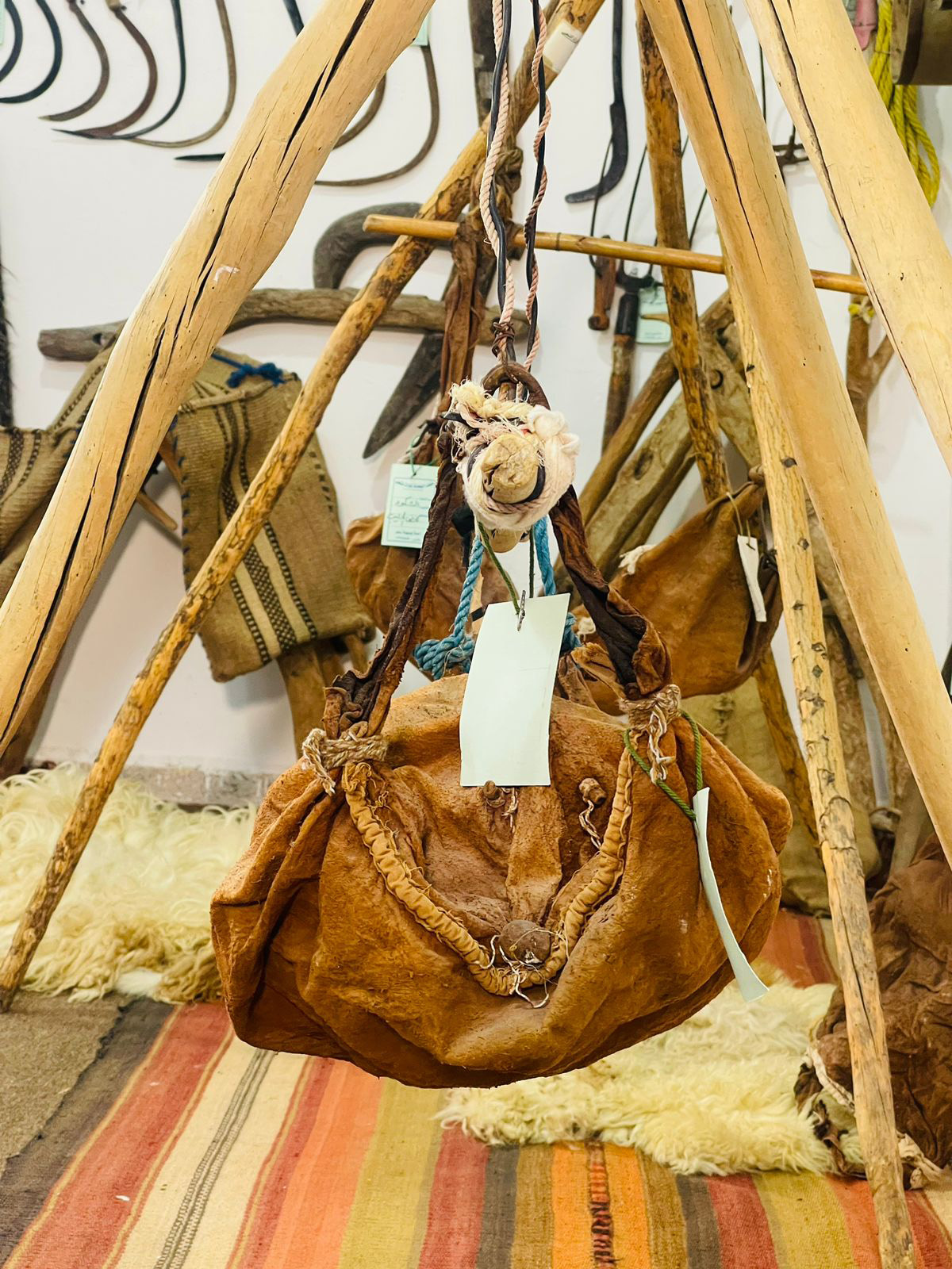 اذا استخدم للحليب يُسمَّى شكَّوه، وللماء يُسمى قِربه، وللزَّيت يسُميَّ عُكَّه، وللسَّمن يسُمي زِقْ. المصدر: مُتحف الوهادنة للتراث الشَّعبي - عجلون. تصوير: قسم المحتوى الرَّقمي - بترا