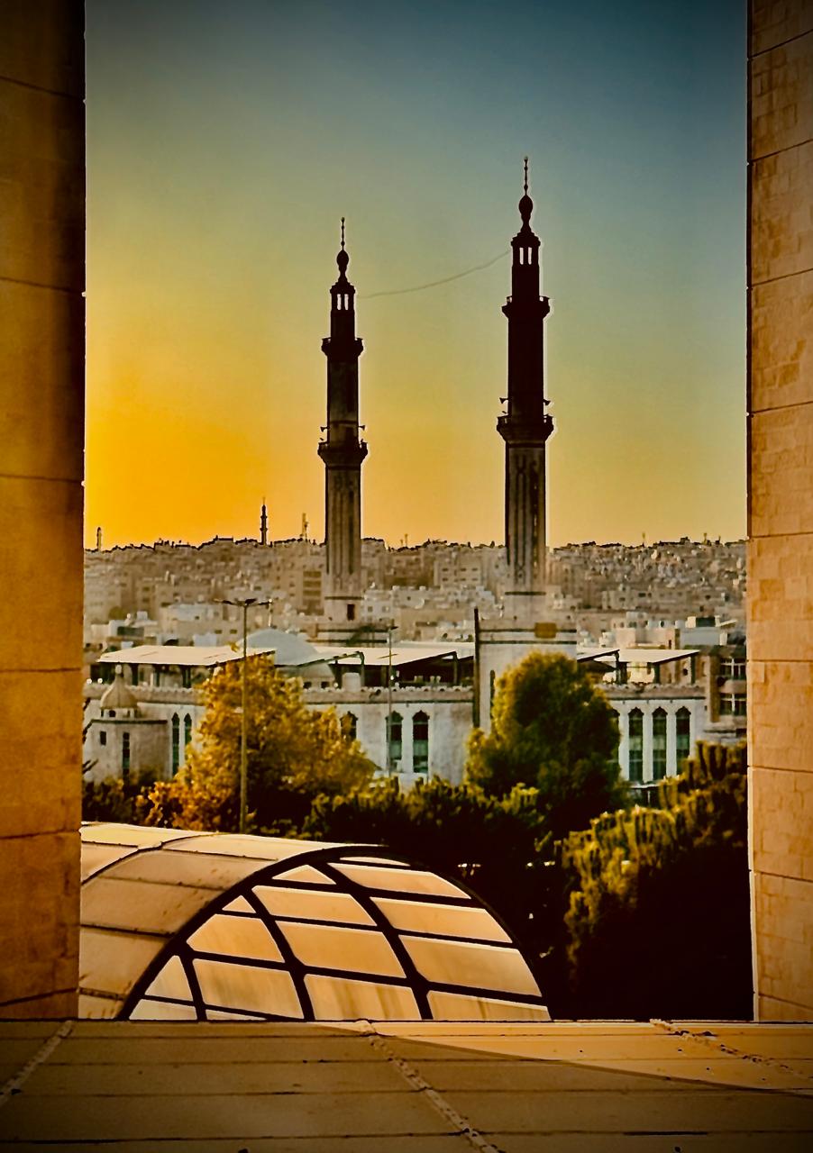 " وَلَذِكْرُ اللَّهِ أَكْبَرُ " مَآذِنُ المسجد في الهاشمي الشمالي تصدح عالياً بذكر الله، وسط إزدحام السكان وصخب الحياة.... تصوير وتعليق : رانا النمرات