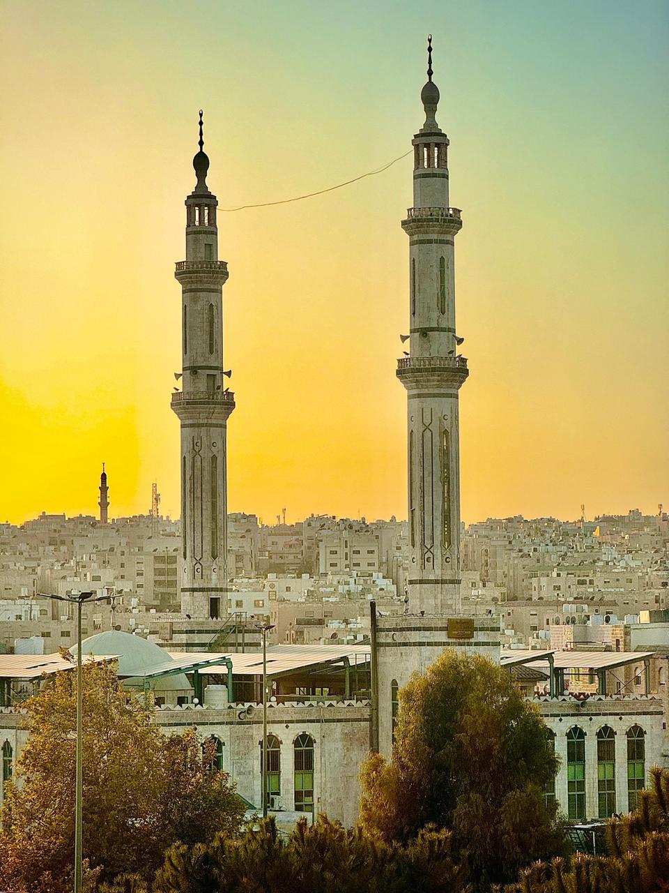 " وَلَذِكْرُ اللَّهِ أَكْبَرُ " مَآذِنُ المسجد في الهاشمي الشمالي تصدح عالياً بذكر الله، وسط إزدحام السكان وصخب الحياة.... تصوير وتعليق : رانا النمرات