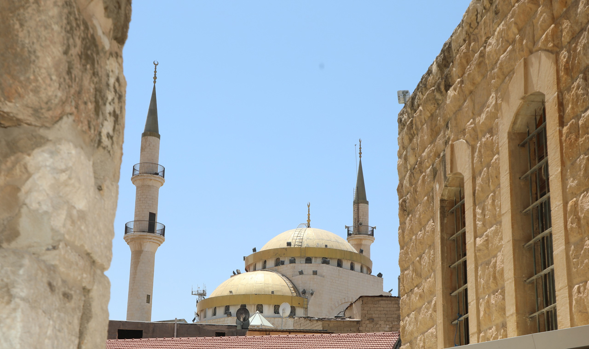 مسجد  الحسين بن طلال في محافظة مادبا  ... تصوير محمد ابو كف