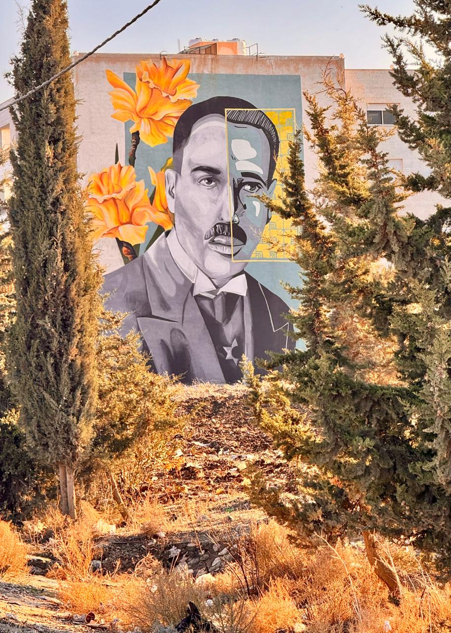 بالفن الجرافيتي تودع صورة شاعر الأردن "عرار" ...... مغادري مدينة إربد.  تصوير وتعليق: رانا النمرات