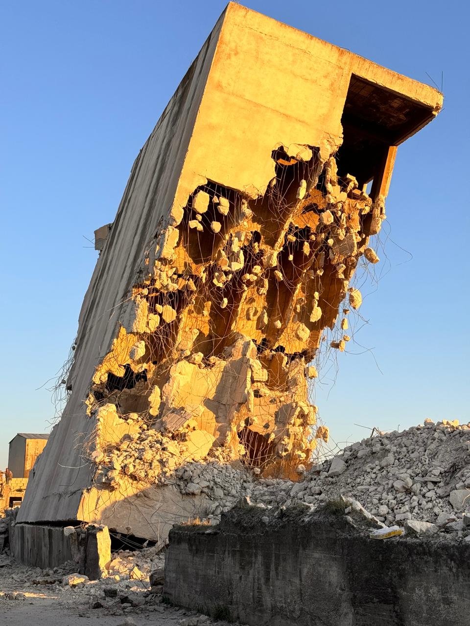 توثق لحظات وداع أقدم مطحنة في حوارة قبل دقائق من هدمها.  تصوير : رانا النمرات