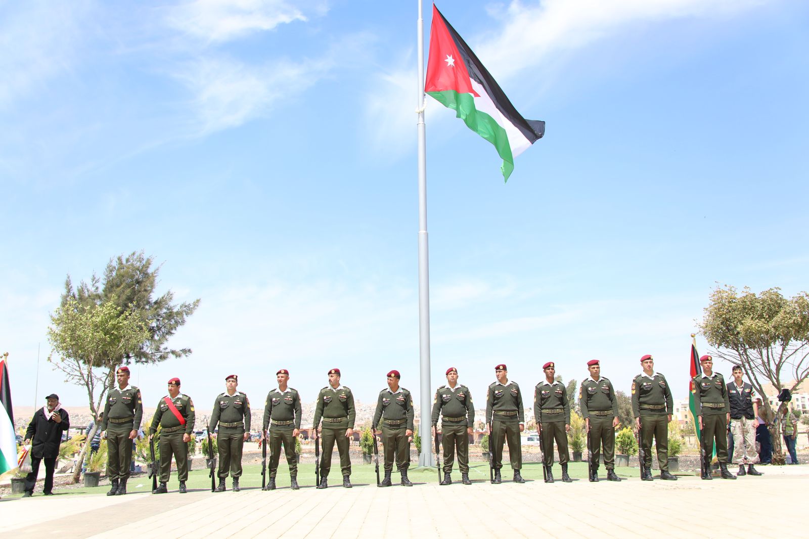 سيبقى علمنا عاليا ورمز عز وفخار الأردنيين تحرصه عيونهم ويفتدونه بالمهج والارواح ... تصوير عوض الطويل