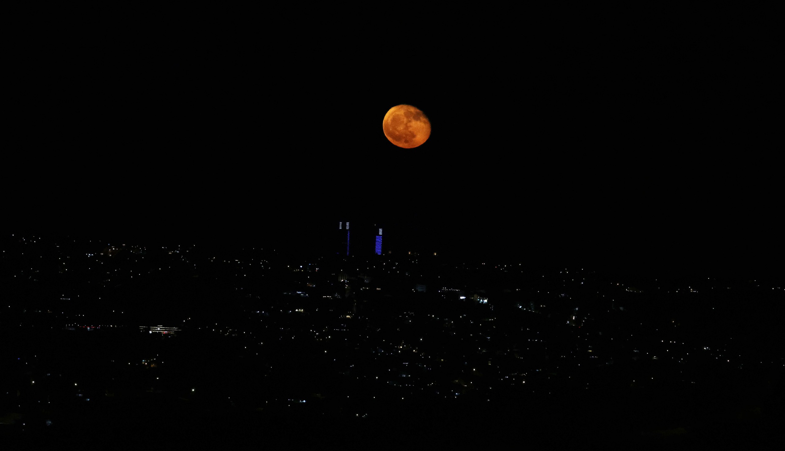 بترا ترصد "القمر الاحمر" أو المعروف بقمر الفراولة في سماء المملكة، وهو حدث يتكرر كل 18 سنة  تصوير: شادي النسور