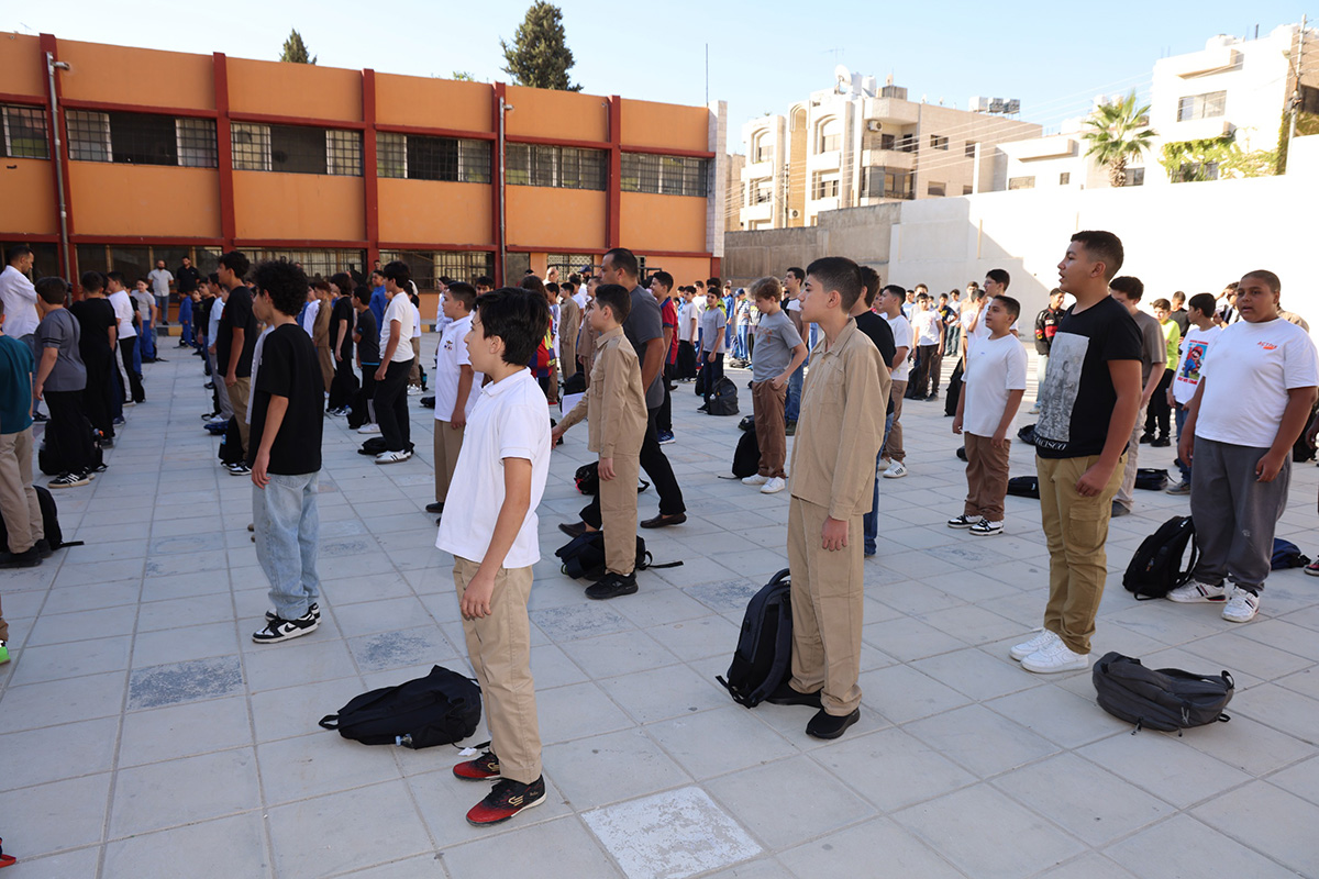 يحدوهم الأمل ... طلاب ينتظمون في طوابير صباحية إستعداداً لبدء عامهم الدراسي الجديد تصوير: عوض الطويل