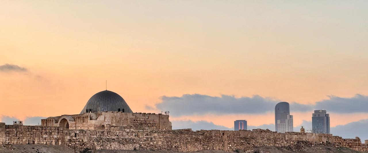 من أعلى جبل القلعة، حيث تنطق الحجارة بأسرار الحضارات، تمتد الأبصار نحو أفق تتعانق فيه ناطحات الزجاج والفولاذ مع سماء عمّان... مشهد يجسد تمازج التاريخ بالحداثة.... تصوير وتعليق  رانا النمرات