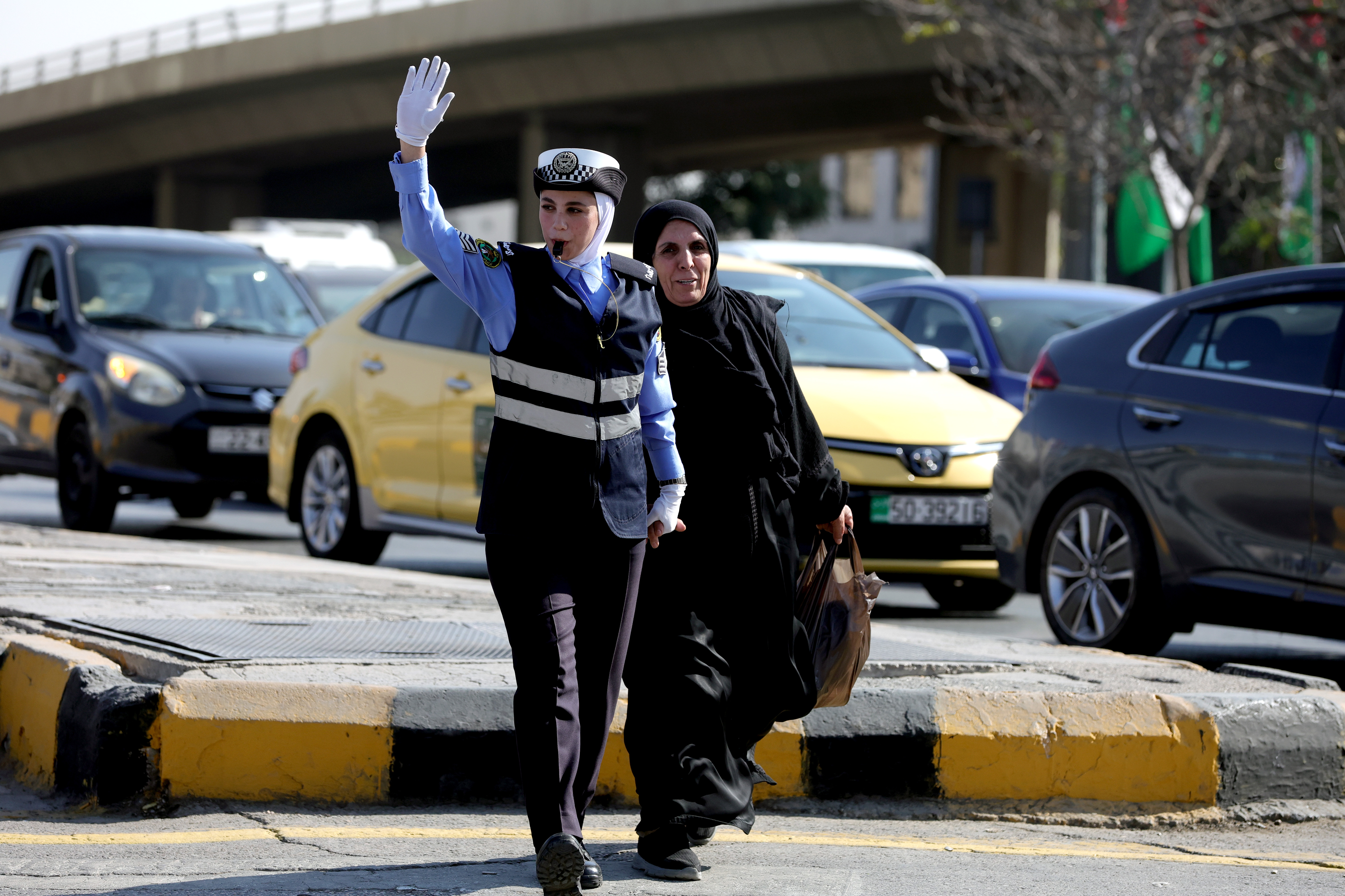 نشمية من نشامى الأمن العام.. تقف بثبات وسط الطريق، لتصنع أمنا وتشيع طمأنينة   تصوير: امير خليفة   